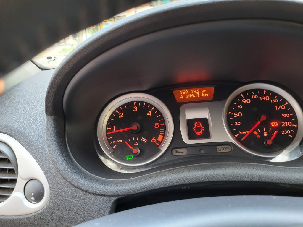 Renault_clio_3_diesel_dynamique_tomtom_villeneuve_le_roi_bsauto_compteur