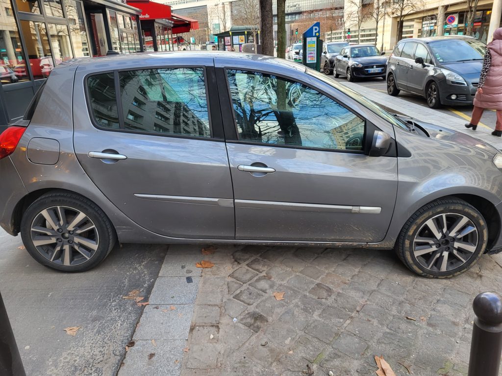Renault_clio_3_diesel_dynamique_tomtom_villeneuve_le_roi_bsauto_cote_droit