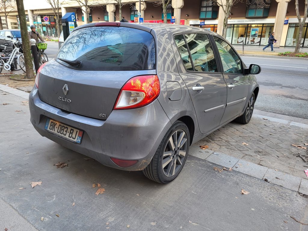 Renault_clio_3_diesel_dynamique_tomtom_villeneuve_le_roi_bsauto_face_arriere_droit