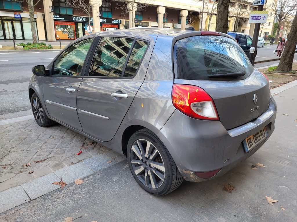 Renault_clio_3_diesel_dynamique_tomtom_villeneuve_le_roi_bsauto_face_arriere_gauche
