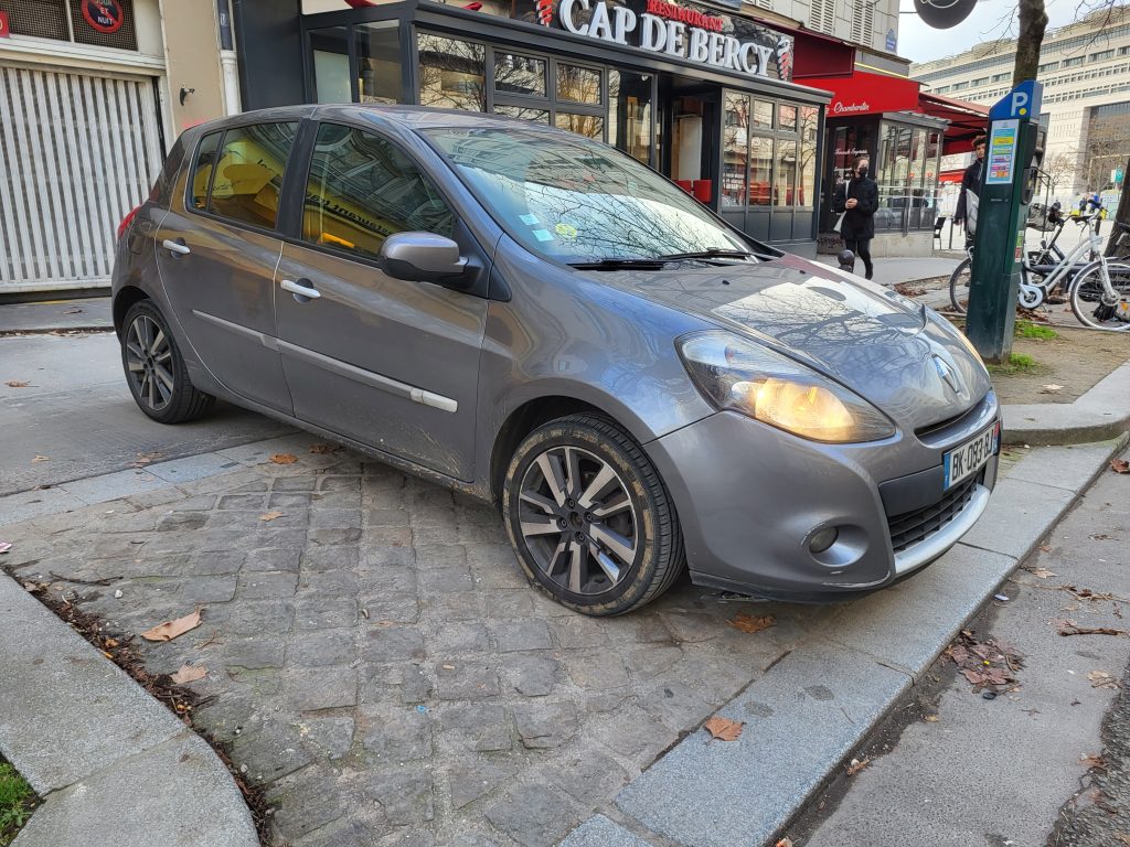 Renault_clio_3_diesel_dynamique_tomtom_villeneuve_le_roi_bsauto_face_avant_droit