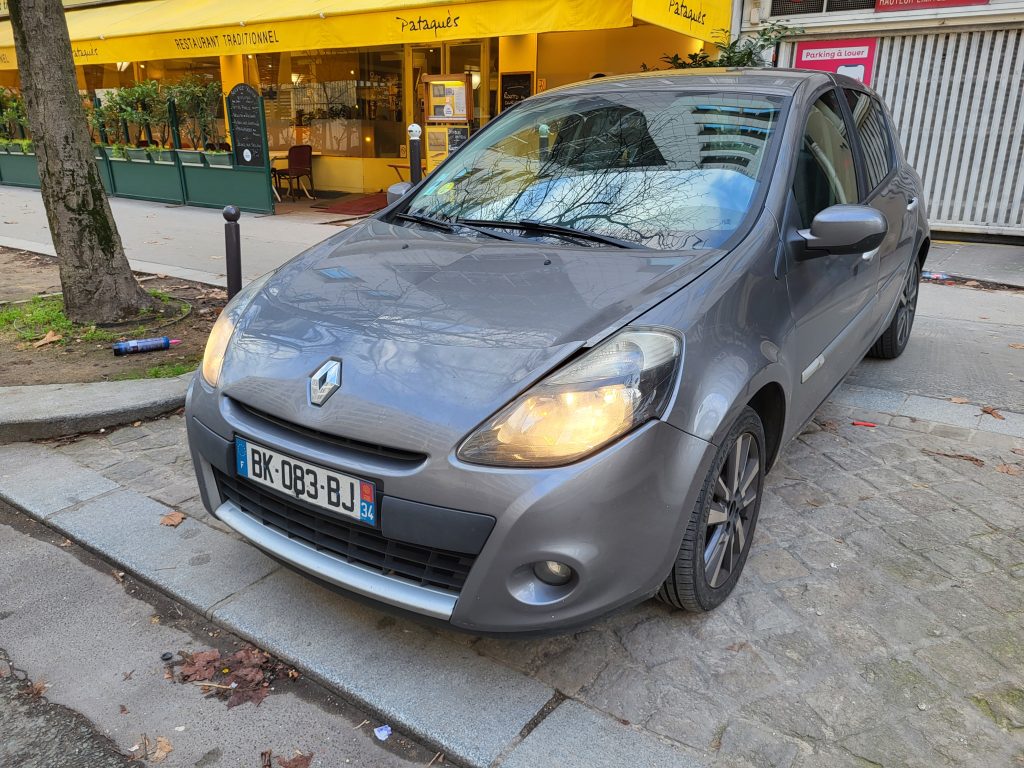 Renault_clio_3_diesel_dynamique_tomtom_villeneuve_le_roi_bsauto_face_avant_gauche