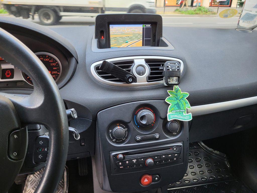 Renault_clio_3_diesel_dynamique_tomtom_villeneuve_le_roi_bsauto_gps