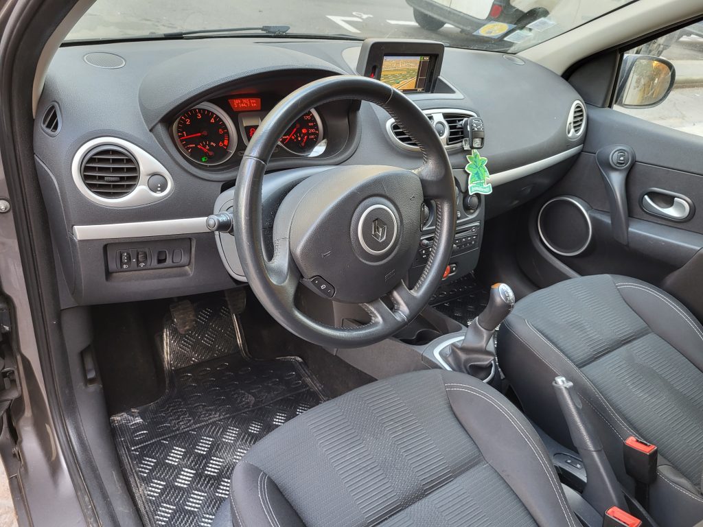 Renault_clio_3_diesel_dynamique_tomtom_villeneuve_le_roi_bsauto_habitacle_avant