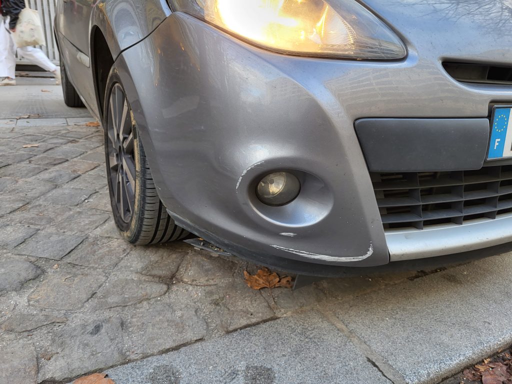 Renault_clio_3_diesel_dynamique_tomtom_villeneuve_le_roi_bsauto_parechoc_avant_droit
