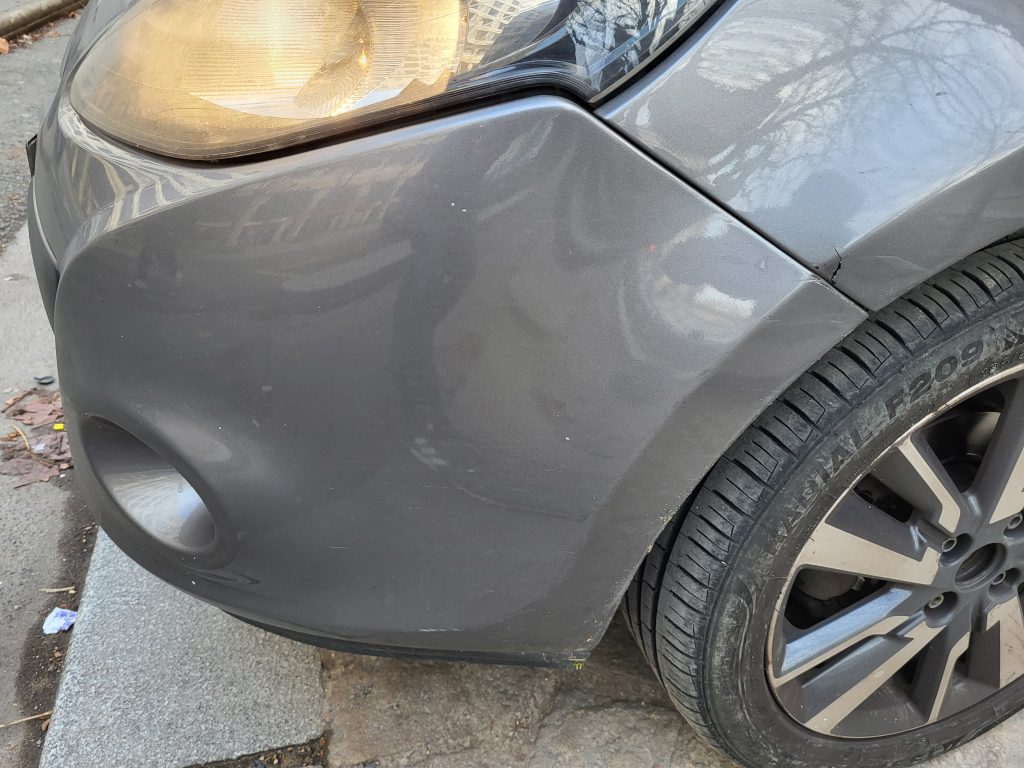 Renault_clio_3_diesel_dynamique_tomtom_villeneuve_le_roi_bsauto_parechoc_avant_gauche