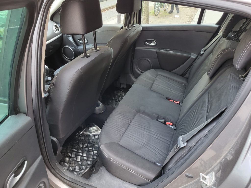 Renault_clio_3_diesel_dynamique_tomtom_villeneuve_le_roi_bsauto_places_arriere