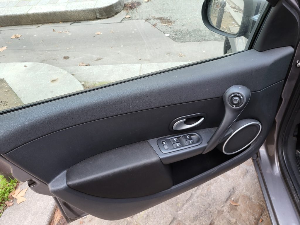 Renault_clio_3_diesel_dynamique_tomtom_villeneuve_le_roi_bsauto_porte_interieur_conducteur