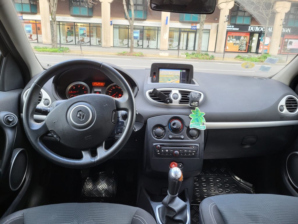 Renault_clio_3_diesel_dynamique_tomtom_villeneuve_le_roi_bsauto_tableau_de_bord