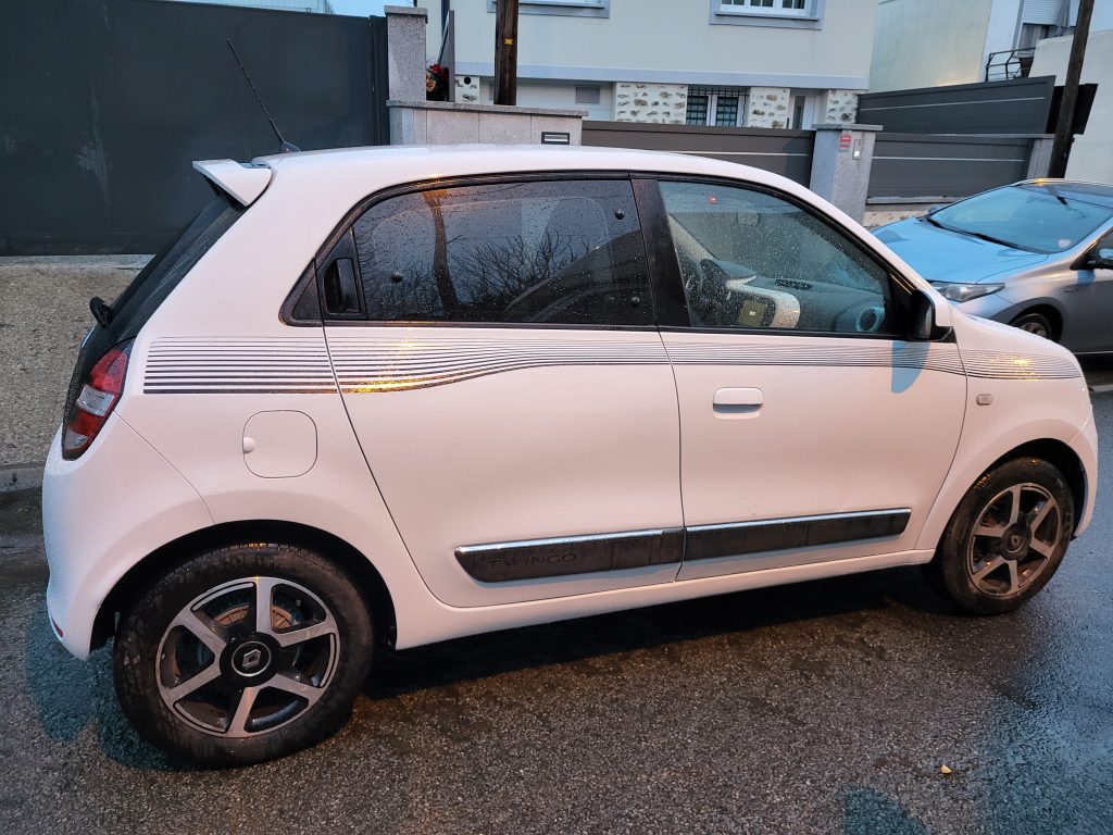 renault_twingo_3_limited_essence_gps_camera_villeneuve_le_roi_bsauto_cote_droit