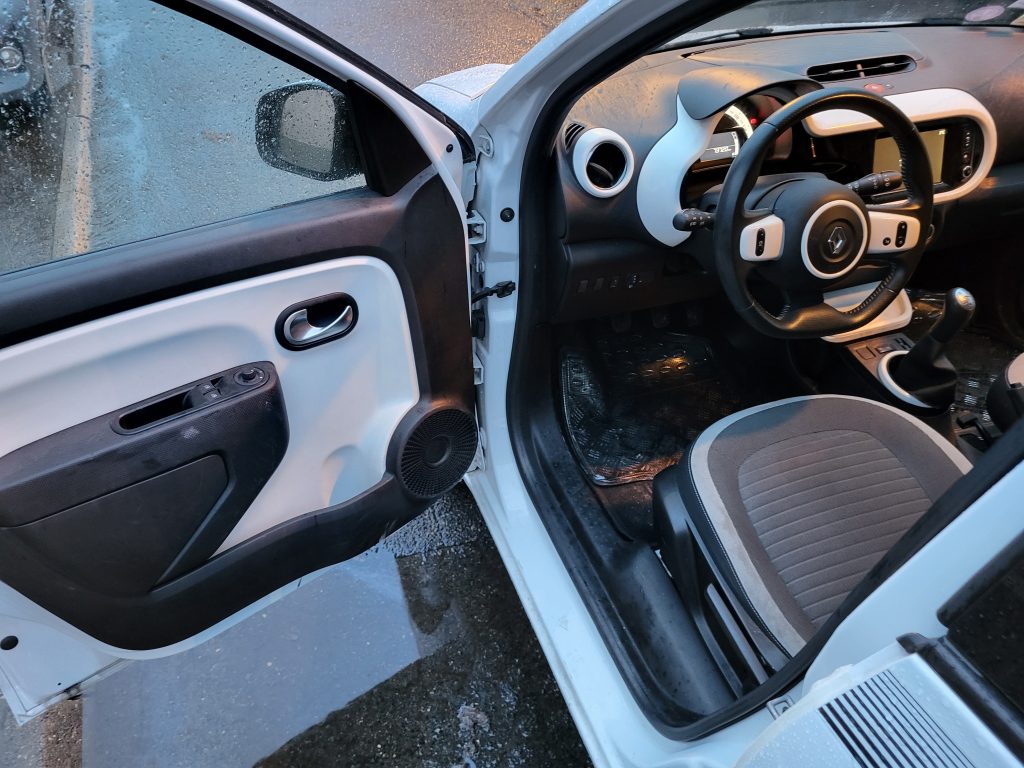 renault_twingo_3_limited_essence_gps_camera_villeneuve_le_roi_bsauto_interieur_conducteur