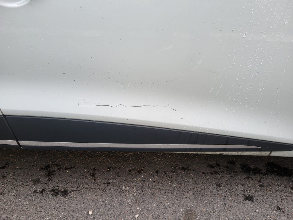 Renault_clio_4_diesel_bsauto_villeneuve_le_roi_dommage_porte_avant_droit