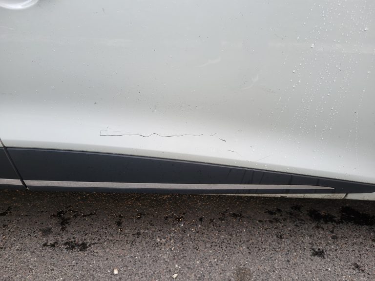 Renault_clio_4_diesel_bsauto_villeneuve_le_roi_dommage_porte_avant_droit
