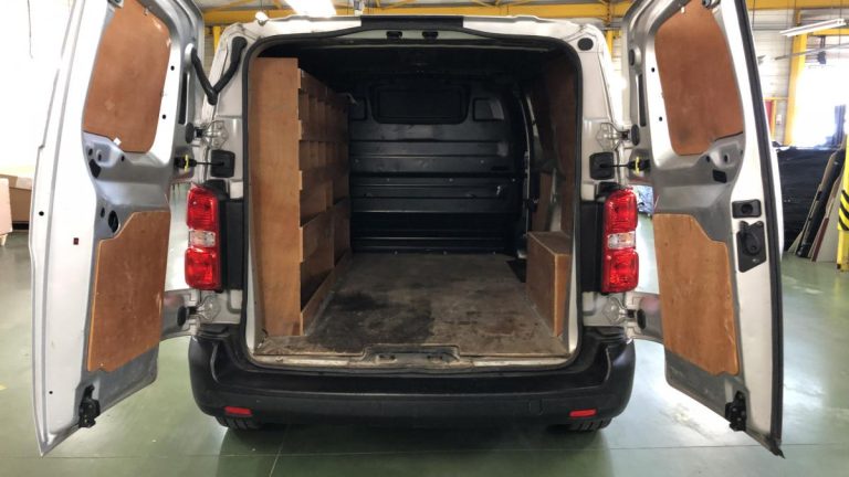 Citroen_jumpy_4_club_interieur_arriere_bsauto_mbmlocation_villeneuve_le_roi