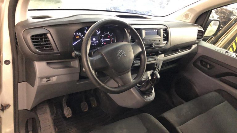 Citroen_jumpy_4_club_interieur_avant_bsauto_mbmlocation_villeneuve_le_roi