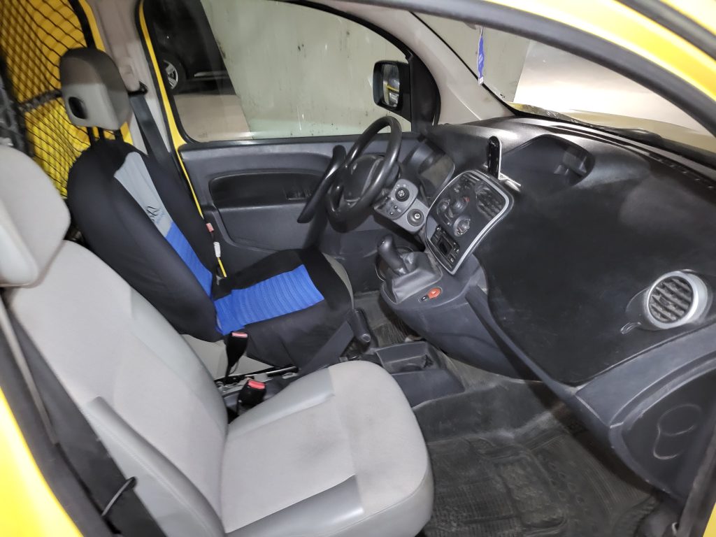 Renault_kangoo_generiqu_interieur_2_bsauto_villeneuve_le_roi