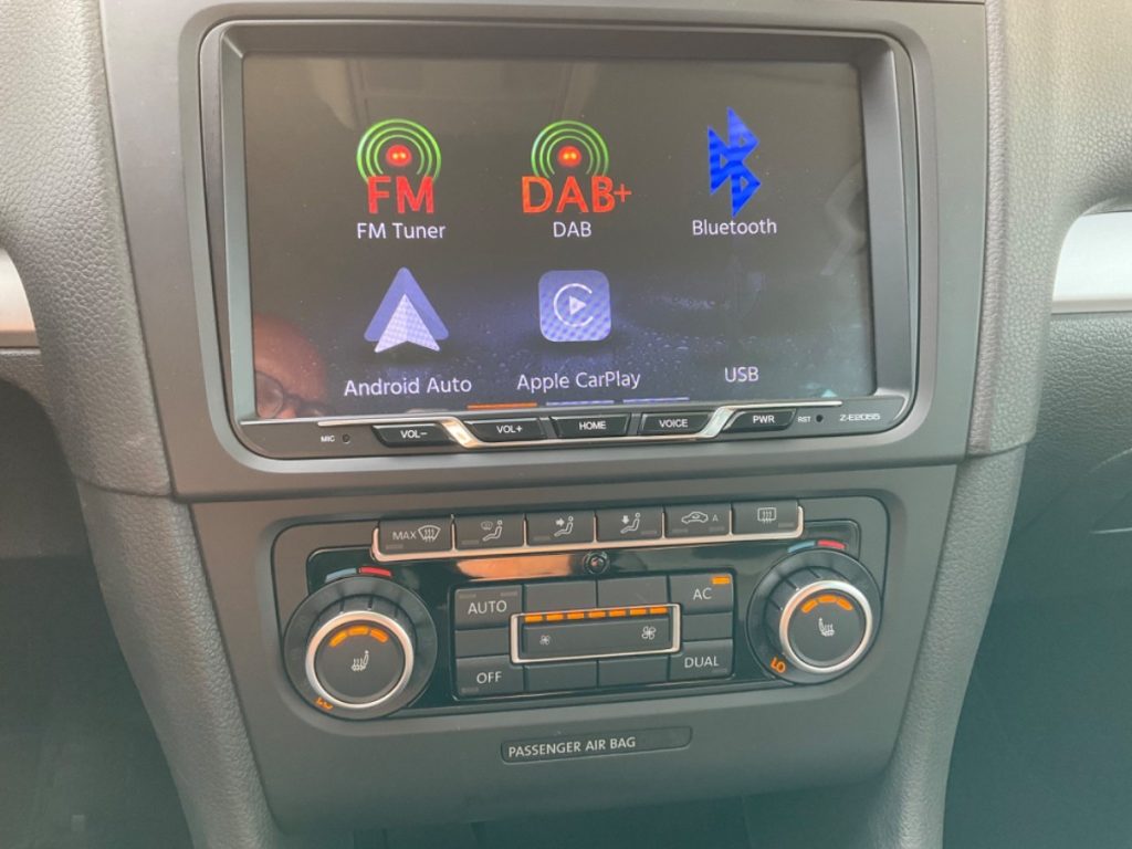 voiture_golf_6_gris_essence_villeneuve_le_roi_bsauto_ecran_gps