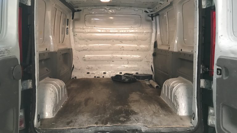 camion_Renault_Trafic_blanc_Paris_bsauto_coffre_arriere