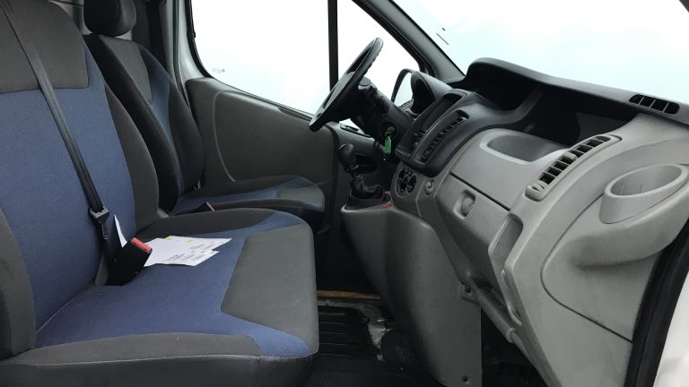 camion_Renault_Trafic_blanc_Paris_bsauto_siege_avant