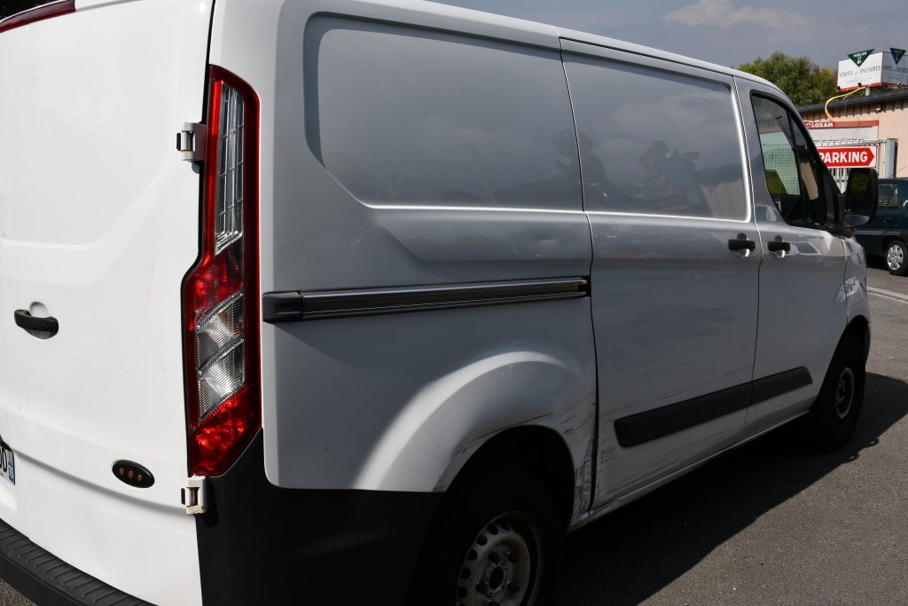camion_ford_transit_custom_blanc_villeneuve_le_roi_bsauto_3_4_arriere_droit