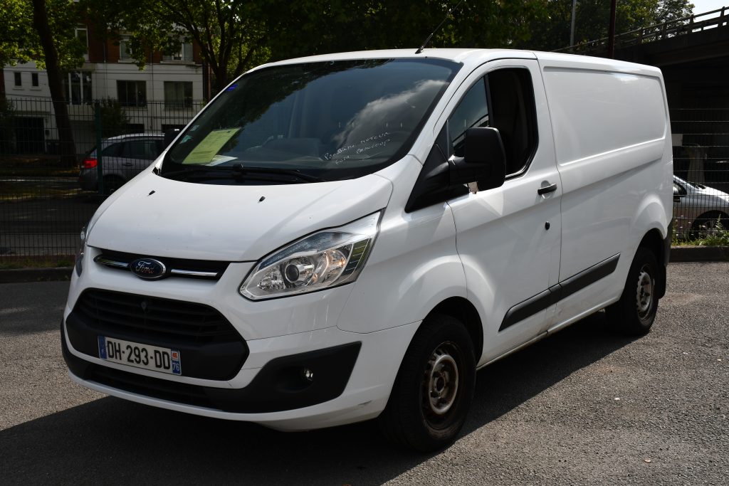 camion_ford_transit_custom_blanc_villeneuve_le_roi_bsauto_3_4_avant