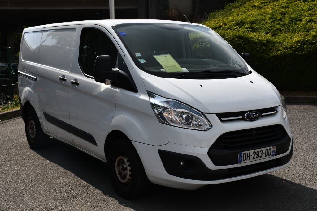 camion_ford_transit_custom_blanc_villeneuve_le_roi_bsauto_3_4_avant_g