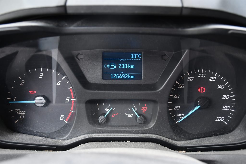camion_ford_transit_custom_blanc_villeneuve_le_roi_bsauto_compteur