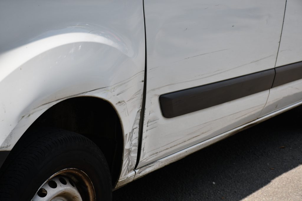camion_ford_transit_custom_blanc_villeneuve_le_roi_bsauto_degat_1