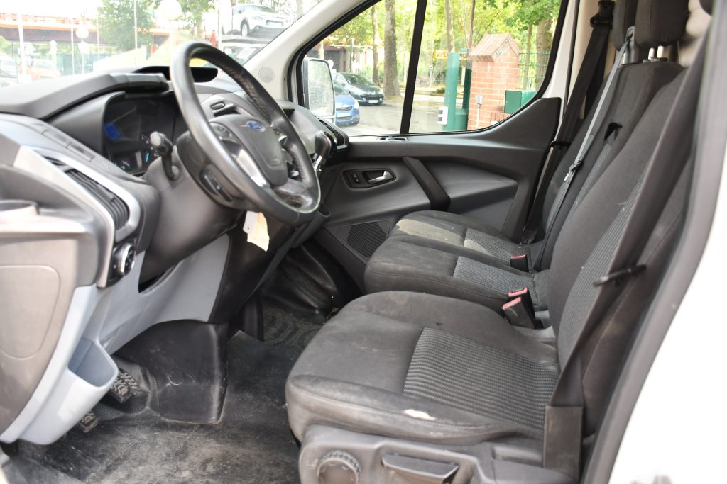 camion_ford_transit_custom_blanc_villeneuve_le_roi_bsauto_interieur
