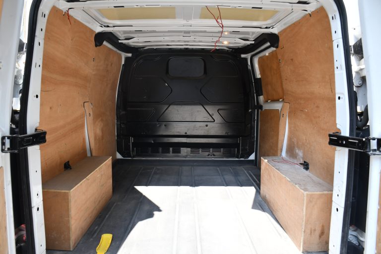 camion_ford_transit_custom_blanc_villeneuve_le_roi_bsauto_interieur_arriere
